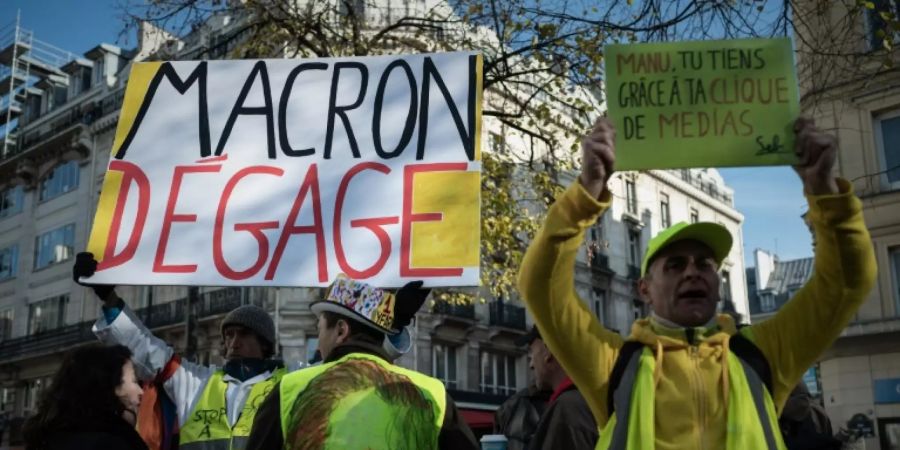 «Macron zieh Leine» steht auf einem Plakat von Demonstranten