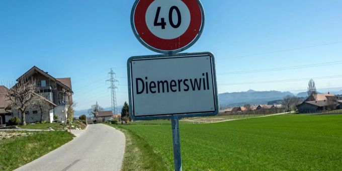 Ortstafel von Diemerswil mit dem Dorf Diemerswil im Hintergrund. - Diemerswil Ortstafel von Diemerswil mit dem Dorf Diemerswil im Hintergrund. - Diemerswil