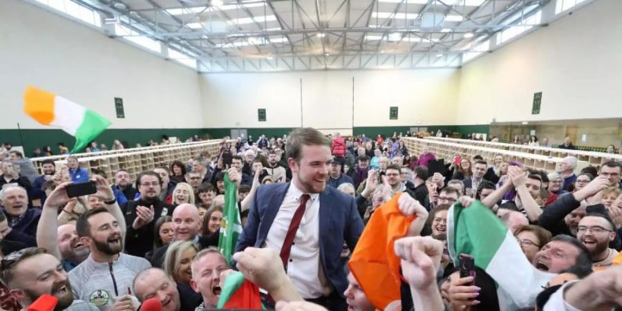 Donnchadh O Laoghaire (M), Abgeordneter der linksgerichteten Partei Sinn Fein, hat bei der Auszählung der Stimmen allen Grund zur Freude. Foto: Yui Mok/PA Wire/dpa
