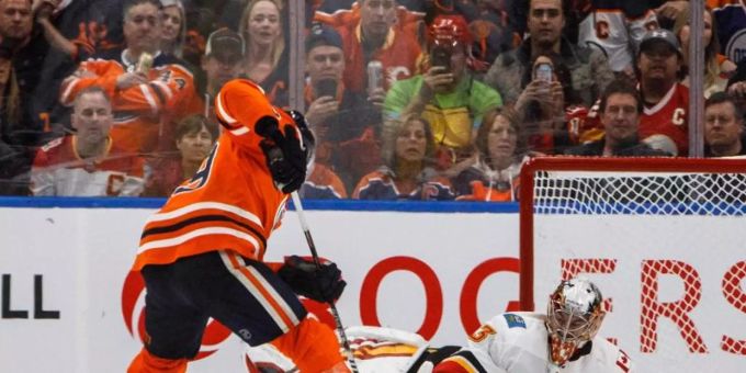 Leon Draisaitl vergab gegen Flames-Goalie David Rittich einen Penalty. Foto: Jason Franson/The Canadian Press/AP/dpa Leon Draisaitl vergab gegen Flames-Goalie David Rittich einen Penalty. Foto: Jason Franson/The Canadian Press/AP/dpa