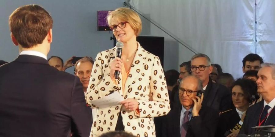 Frankreichs Staatschef Emmanuel Macron (l) und Bundesforschungsminiserin Anja Karliczek läuten in der Fabrik des Batterieherstellers Saft in Nersac den Bau einer Pilotanlage für Battereizellen für den Automobilbau ein. Foto: Christian Böhmer/dpa