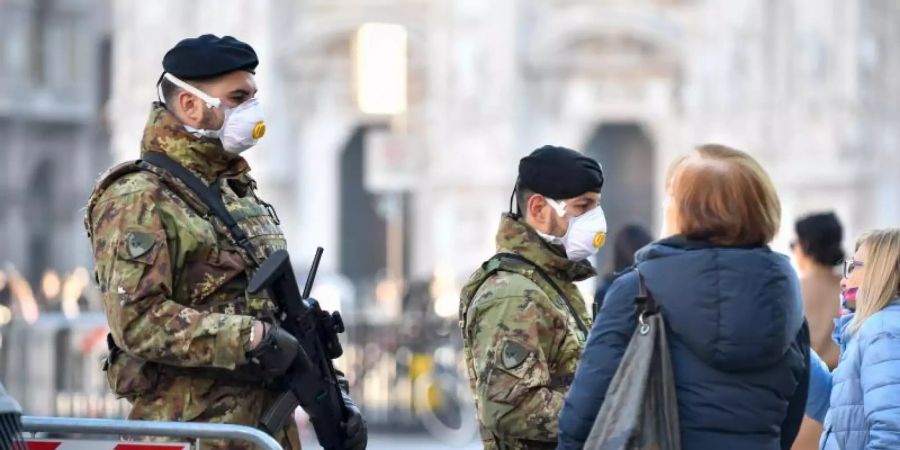 Soldaten mit Schutzmasken in der Innenstadt von Mailand. Foto: Claudio Furlan/LaPresse/ZUMA/dpa