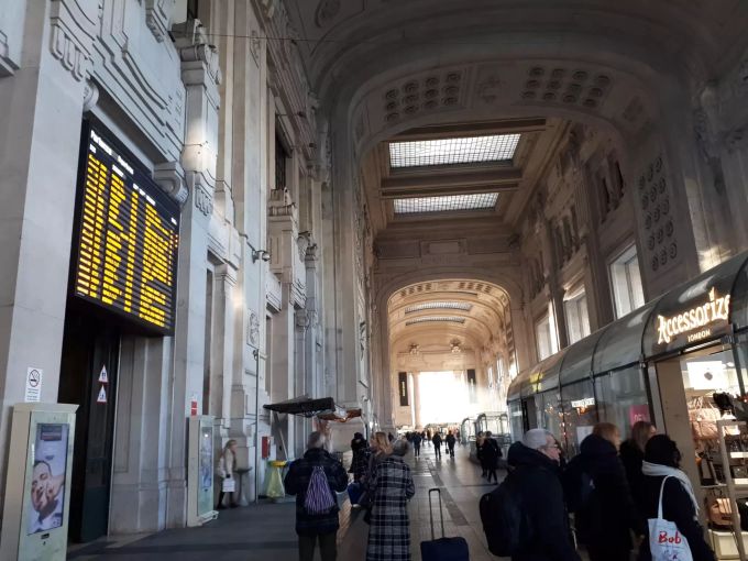 Milano (I) wirkt fast wie eine Geisterstadt. Die Menschen, die nicht unbedingt raus müssen, beliben Zuhause. Novel coronavirus in Italy, over 150 cases
