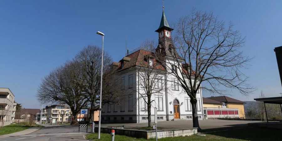 Das Schulhaus in Boniswil (AG).