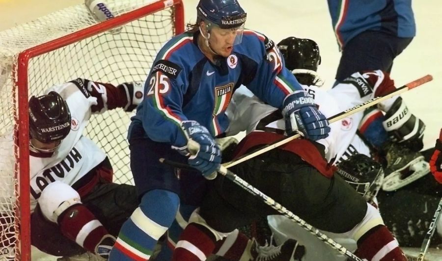 An der Eishockey WM 1998 in Zürich und Basel nehmen erstmals 16 Nationen teil.