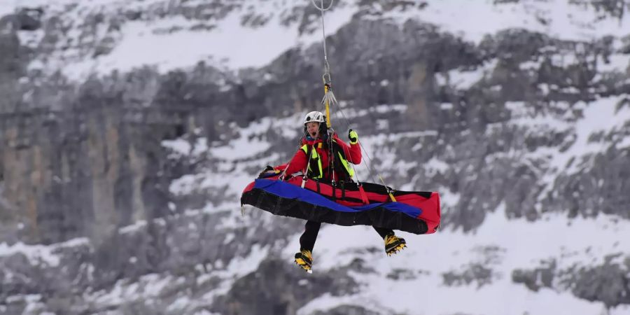 Der Norweger Adrian Smiseth Sejersted wird nach seinem Sturz ins Krankenhaus Interlaken geflogen.