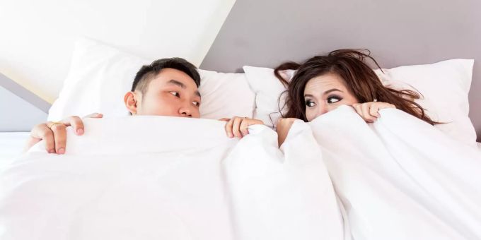 Ein Pärchen im Bett. (Symbolbild) Pornhub Sex Symbolbild Decke