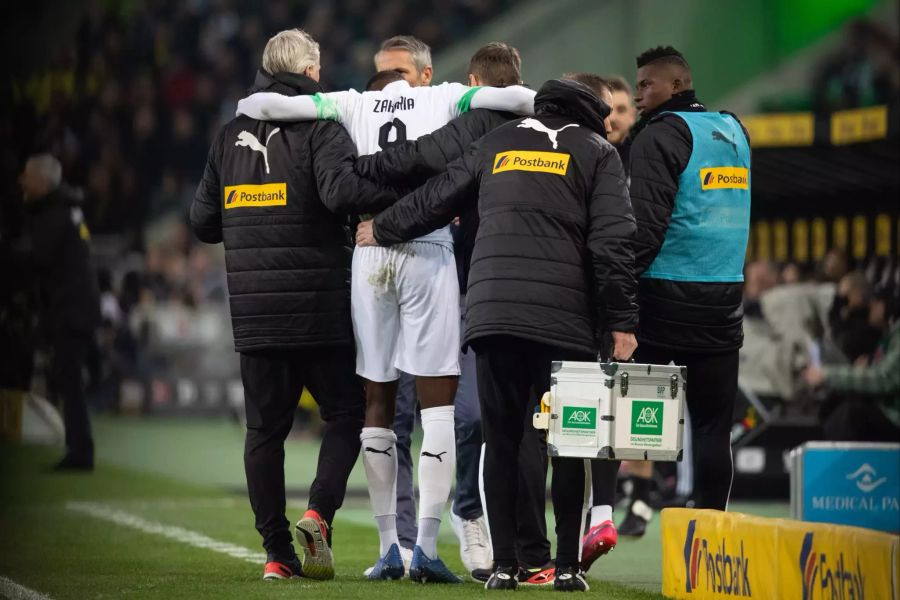 Nati-Kollege Breel Embolo (r.) erkundigt sich bei Zakaria.