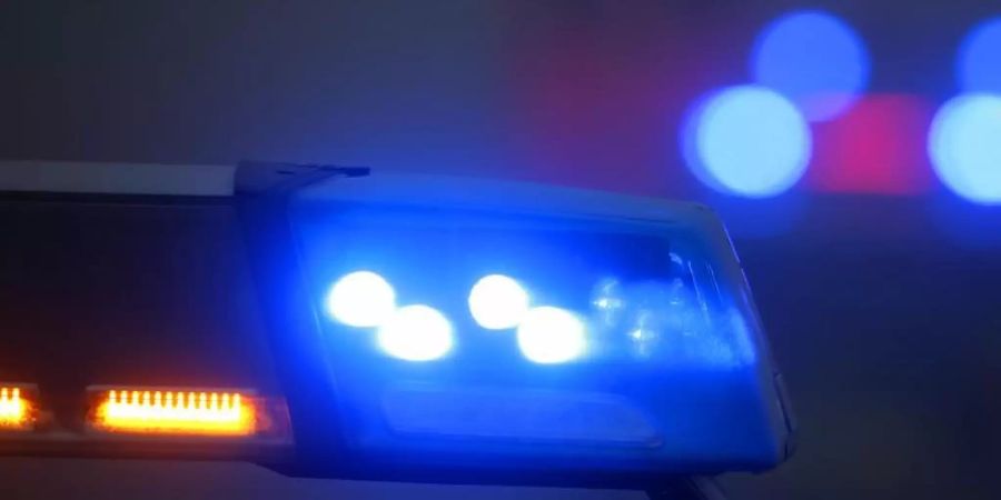Bewaffnete betraten eine Shisha-Bar in Saarlouis und attackierten Mitarbeiter und Gäste - die Polizei nahm vier von ihnen fest (Symbol). Foto: Karl-Josef Hildenbrand/dpa/Archivbild