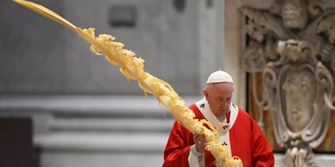 Papst Franziskus an der ungewöhnlich leeren Messe. Papt Franziskus