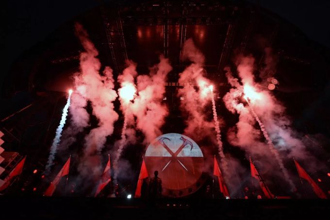 Fans von der britischen Rockband Pink Floyd hatten sich in einem Garten zu einem Auftritt eines Coverbands versammelt. Corona-Party