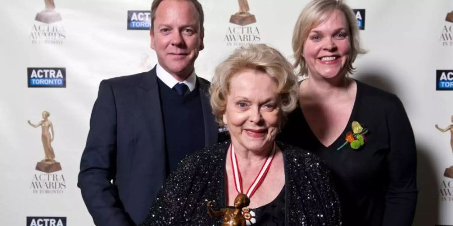 Shirley Douglas mit ihren Kindern Kiefer und Rachel Sutherland. Foto: Galit Rodan/AP/dpa