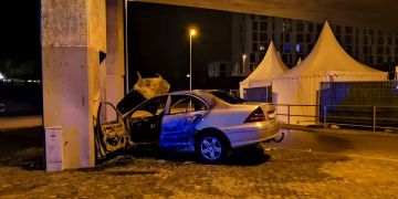 Auto kollidiert mit Pfeiler