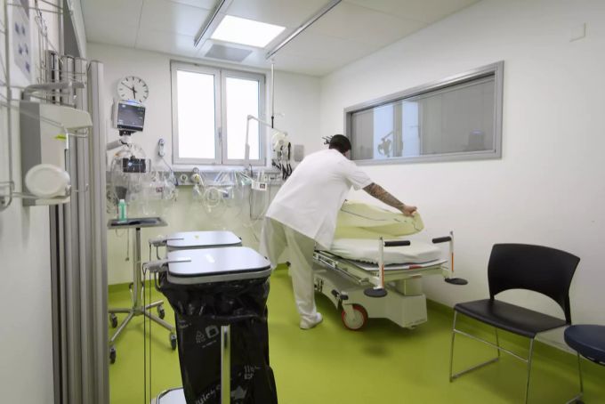 Ein Mann bei der Arbeit im Spital Riaz FR. Coronavirus