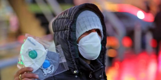 Strassenverkäufer bietet im Iran Schutzmasken an Strassenverkäufer bietet im Iran Schutzmasken an
