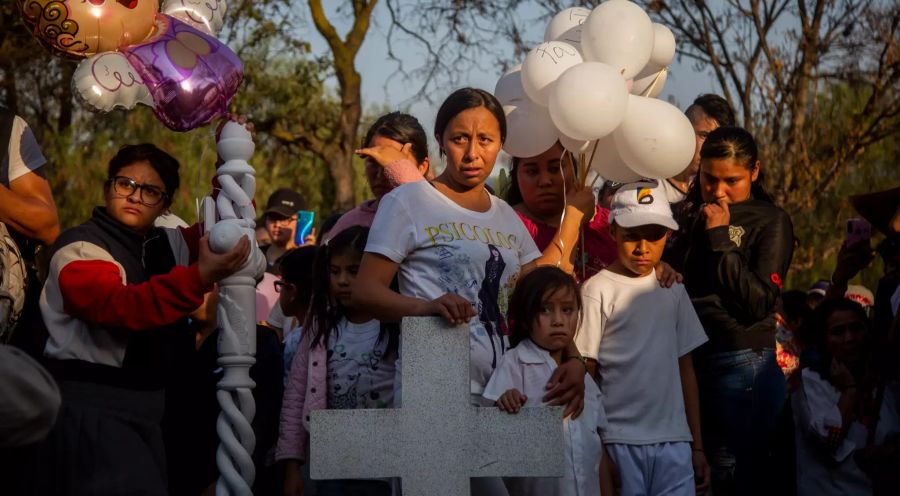 Verwandte, Freunde und Einwohner der Stadt trauern um Fatima auf einem Friedhof. Die Leiche des Mädchens, das offenbar nach der Schule entführt und getötet wurde, wurde in einer Mülltüte gefunden.