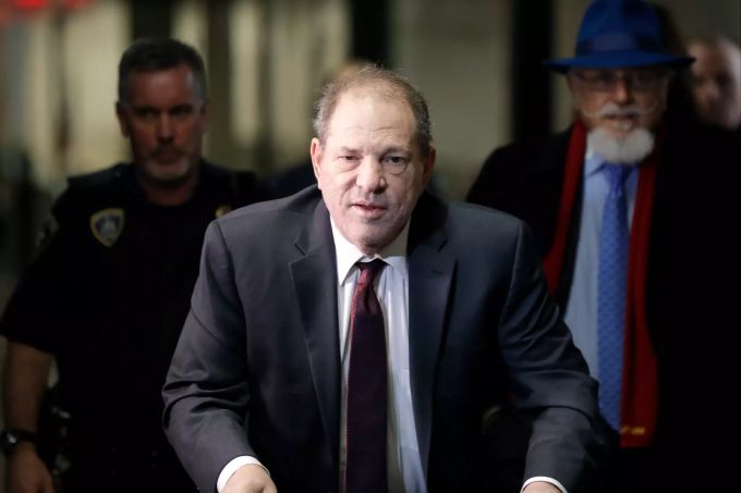 Der frühere Hollywood-Produzent Harvey Weinstein kommt am 20.02.2020 in einem Gerichtsgebäude in Manhattan zu seinem Vergewaltigungsprozess in New York an. Harvey Weinstein