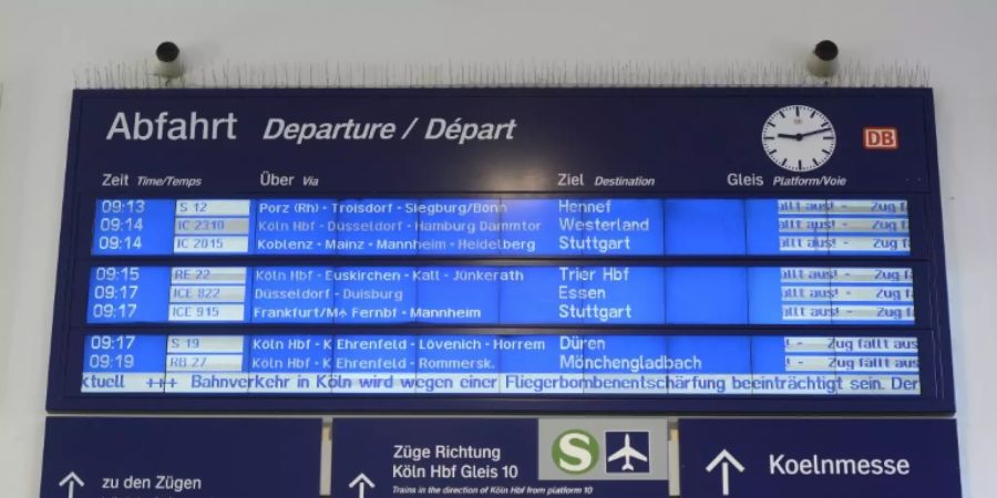 Infotafel im Bahnhof Köln-Messe/Deutz am Dienstagmorgen