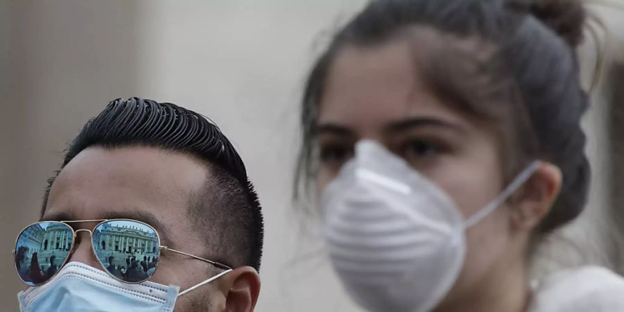 Vatikan-Besucher mit Atemschutzmasken gegen das Coronavirus am Mittwoch im Vatikan in Rom. Die grösste Sorge innerhalb Europas bereitet die Lage in Italien.