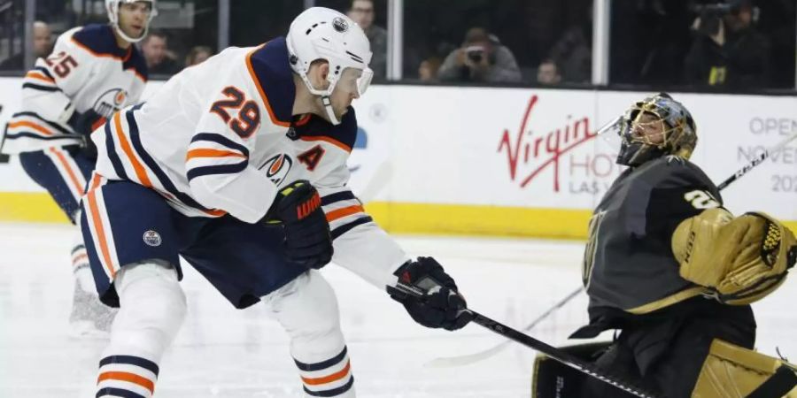 Muss auf seinen 100. Saison-Scorer-Punkt weiter warten: Leon Draisaitl (l). Foto: John Locher/AP/dpa