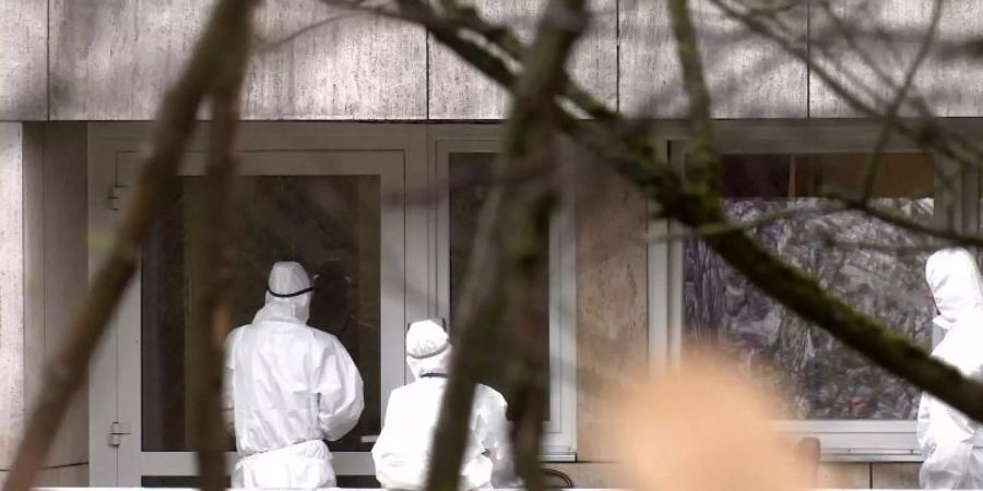 Pflegekräfte in Schutzkleidung vor einem Altenheim. Foto: Peter Steffen/dpa