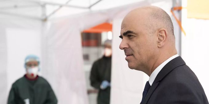 Bundesrat Alain Berset bei einem Besuch im Coronavirus-Drive-In-Testcenter des Kantons Luzern. Berset Luzern test