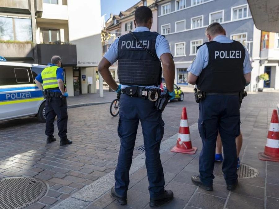 Grenzkontrollen durch deutsche und schweizerischer Beamte am Grenzuebergang in Rheinfelden. Foto: Georgios Kefalas/KEYSTONE/dpa