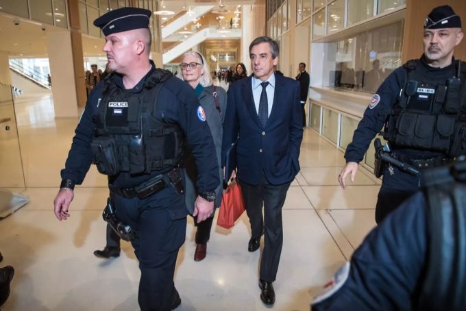 François Fillon und seine Frau kommen beim Gericht in Paris an. François Fillon