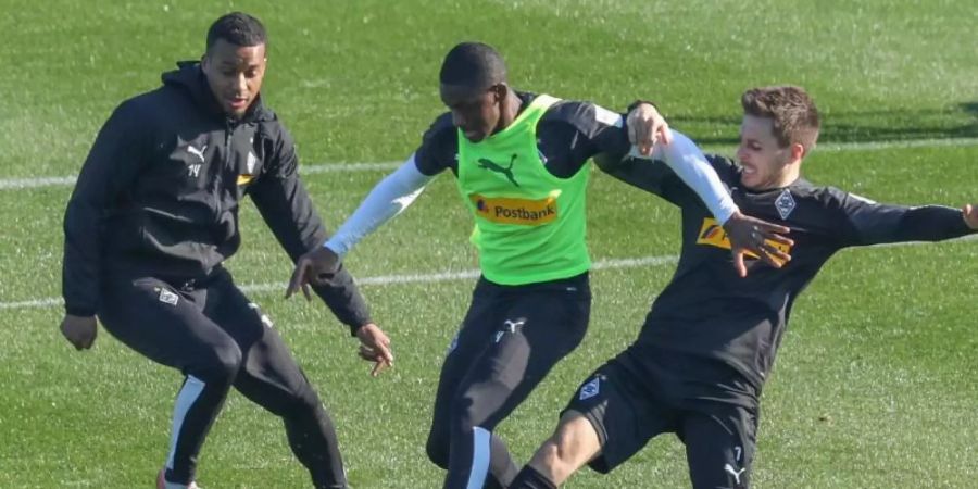 Borussia Mönchengladbach hat den Vertrag von Mamadou Doucouré (M) vorzeitig verlängert. Foto: Friso Gentsch/dpa