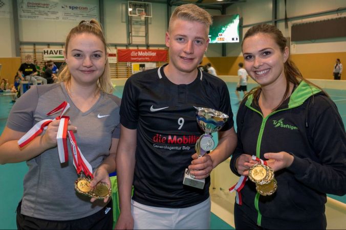 Die Jury an der 22. Unihockeynight. vl: Tamara, Adrian und Mirjam.