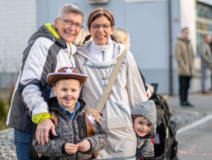 vl. Vivianne Bühlmann, Ramona Panier mit Dario und Luka