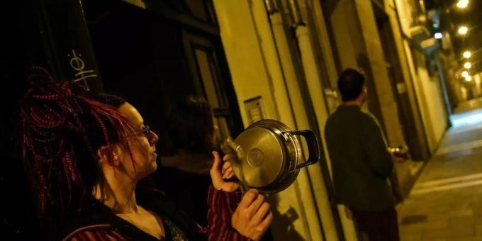 Eine Frau protestiert gegen Spaniens König Felipe VI. Foto: Alvaro Barrientos/AP/dpa Eine Frau protestiert gegen Spaniens König Felipe VI. Foto: Alvaro Barrientos/AP/dpa
