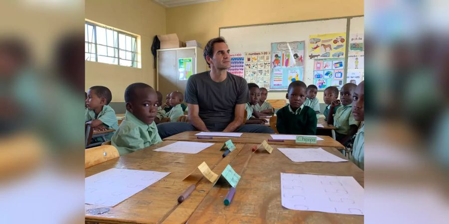 Roger Federer bei seinem Besuch in einer Schule im afrikanischen Namibia.