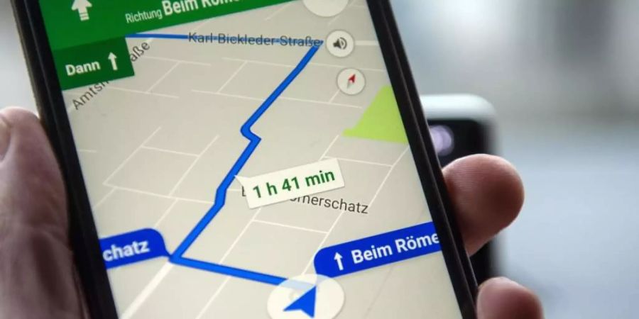 Google Maps zeigt eine Route auf dem Schirm eines Smartphones. Foto: picture alliance / Armin Weigel/dpa