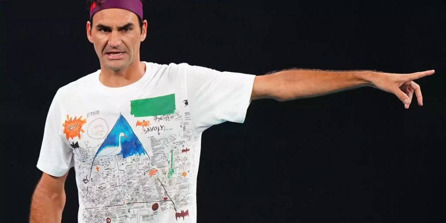 Roger Federer trainiert im Basquiat-Shirt.