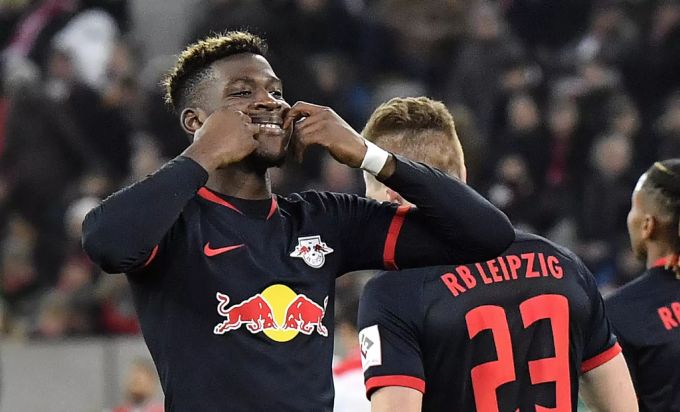 Nordi Mukiele hat jede Menge Grund zu lachen: RB Leipzig führt nach Saisonhälfte die Tabelle an. rb leipzig