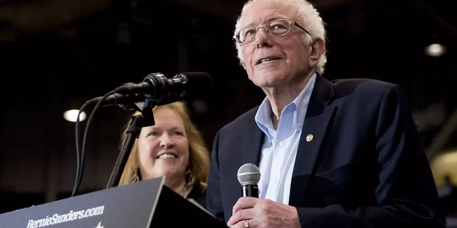 Der Demokrat Bernie Sanders liegt bei den Vorwahlen in New Hampshire nach Auszählung von rund der Hälfte der Stimmen vorne.