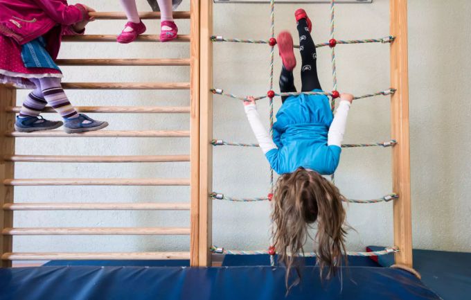 Bei einer unangemeldeten Kontrolle in der Zuger Kindertagesstätte flog das Versteckspiel jedoch auf. (Symbolbild) zug kita