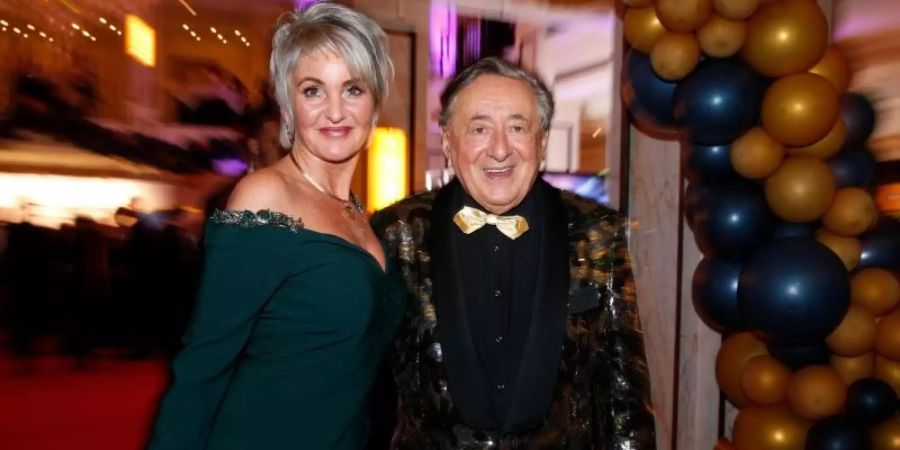 Richard «Mörtel» Lugner kommt mit seiner Begleiterin «Zebra» zum Berliner Presseball. Foto: Gerald Matzka/dpa-Zentralbild/dpa