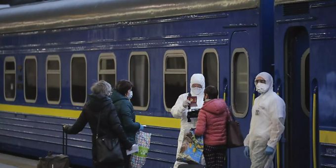 Mit Spezialzug zurückgeholt: Gesundheitspersonal überprüft in Kiew in der Ukraine gestrandete Russen vor der Rückkehr in die Heimat. Mit Spezialzug zurückgeholt: Gesundheitspersonal überprüft in Kiew in der Ukraine gestrandete Russen vor der Rückkehr in die Heimat.
