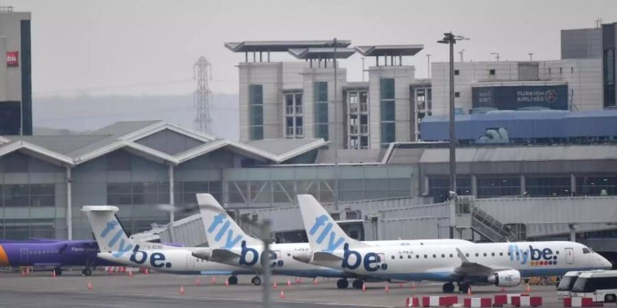 Der angeschlagene britische Regionalflieger hat mit sofortiger Wirkung seinen Flugbetrieb eingestellt. Foto: Jacob King/PA Wire/dpa