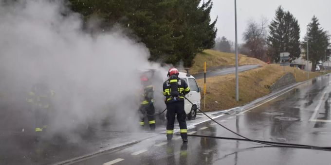 Ein Auto ist in Thusis rauchend aus einem Parkhaus gefahren. Thusis