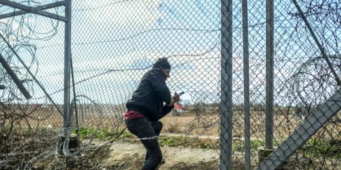 Ein Flüchtling am Grenzzaun in Pazarkule. flüchtling