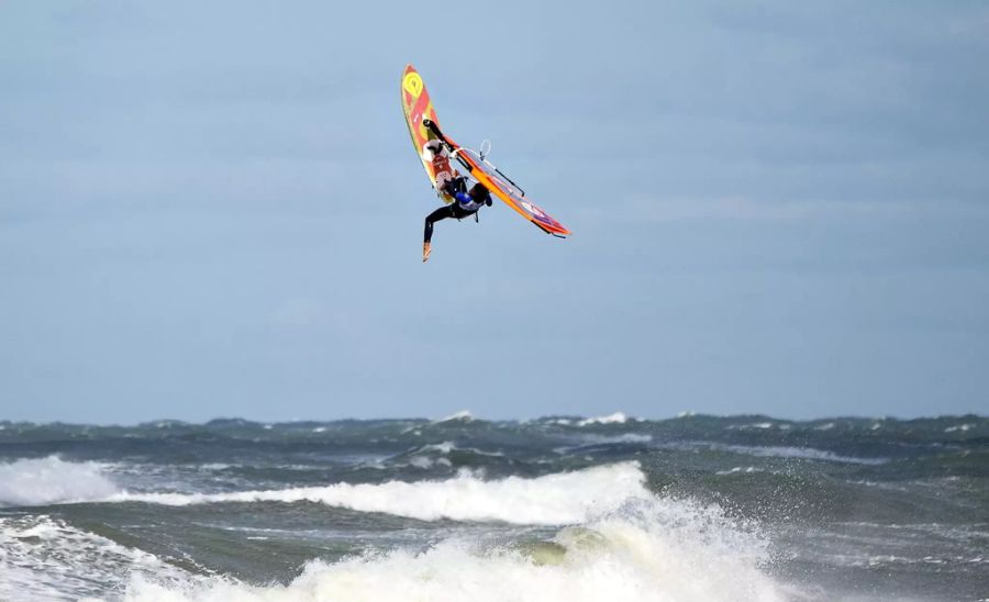 Ein Windsurfer