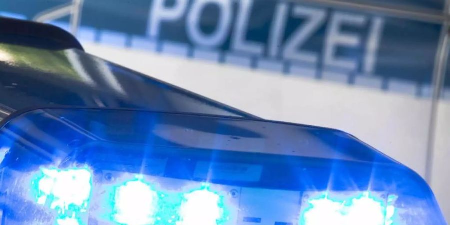 Bei einer Verkehrskontrolle im hessischen Vellmar hat ein Beamter auf einen mit einem Messer bewaffneten Mann geschossen. Foto: Friso Gentsch/dpa/Archivbild