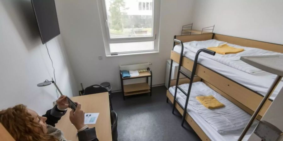 Ein Zimmer im isolierten Kasernenbereich