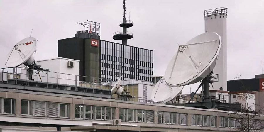 Auch SRF beschäftigt sich mit diesem Thema und übersetzt, wenn nötig, entsprechende Dialekt-Passagen.
