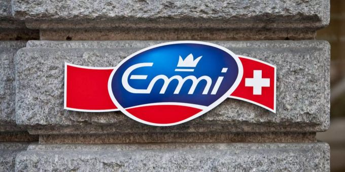 Logo am Hauptsitz von Emmi in Luzern. emmi