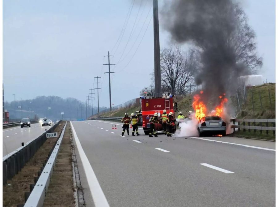 Die Einsatzkräfte mussten die Autobahn kurzzeitig ganz sperren.