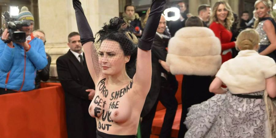 Für Aufsehen sorgte eine Femen-Aktivistin, die am Roten Teppich vor dem Opernhaus gegen den Besuch von Poroschenko mit entblösstem Oberkörper protestierte.